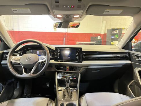 Used 2025 Volkswagen Jetta SE image 32