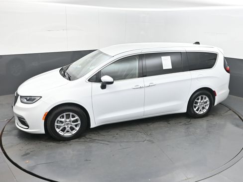 Used 2023 Chrysler Pacifica Touring-L FWD image 30