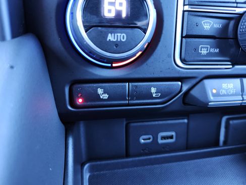 Used 2023 Chevrolet Suburban Z71 w/ Luxury Package image 10