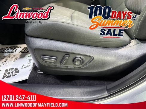Used 2025 Toyota RAV4 XLE FWD image 23