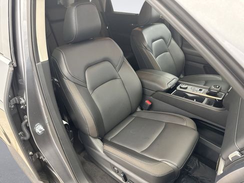 Used 2025 Nissan Pathfinder SL image 18