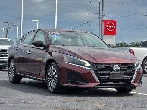 Used 2024 Nissan Altima 2.5 SV FWD image 1