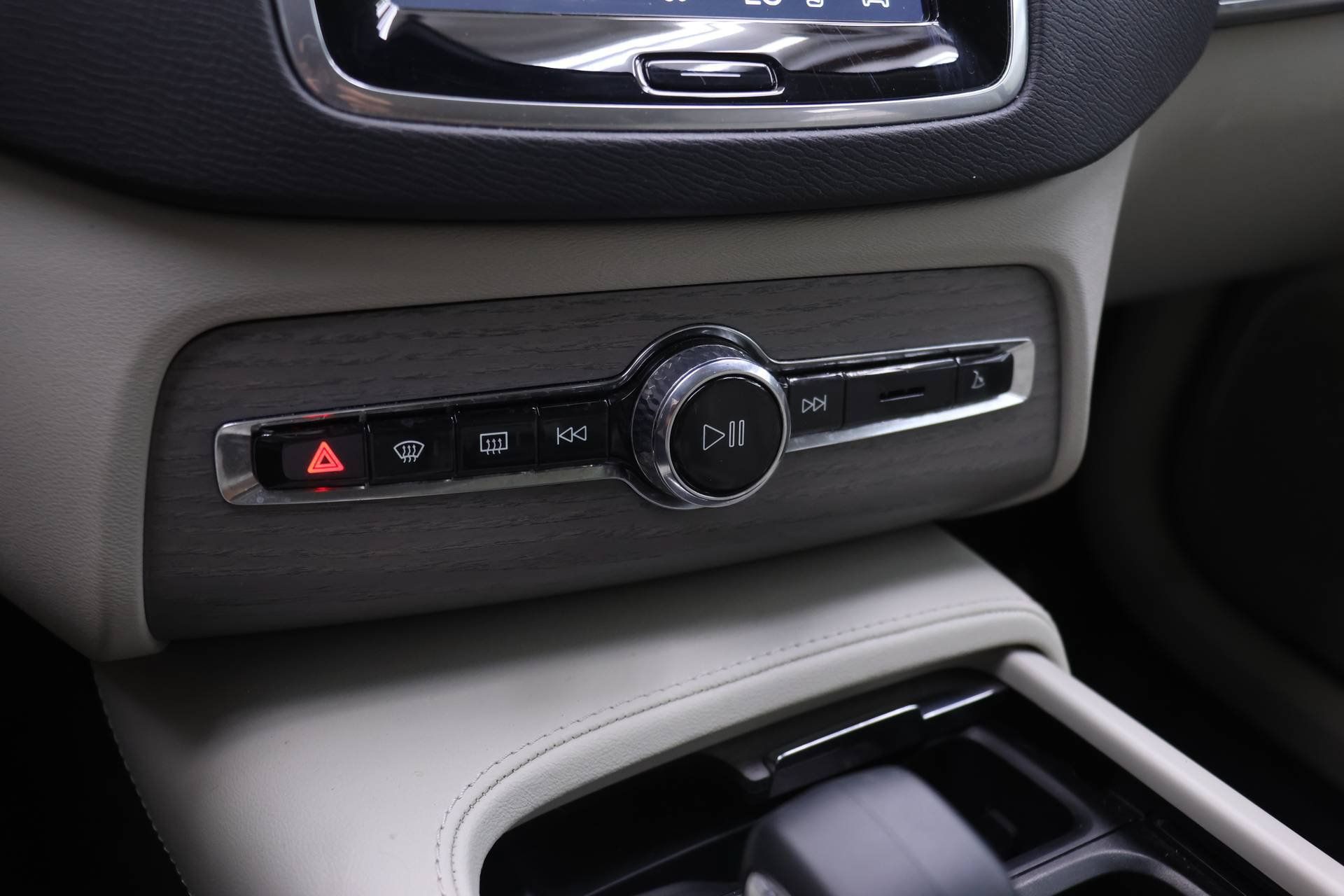Certified 2025 Volvo XC90 T8 Plus w/ Protection Package Premier AWD/4WD image 9