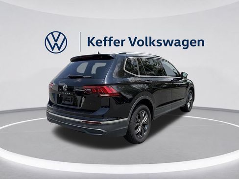 Used 2023 Volkswagen Tiguan SE w/ Panoramic Sunroof Package FWD image 5