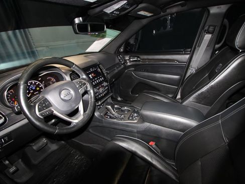 Used 2020 Jeep Grand Cherokee Overland image 2
