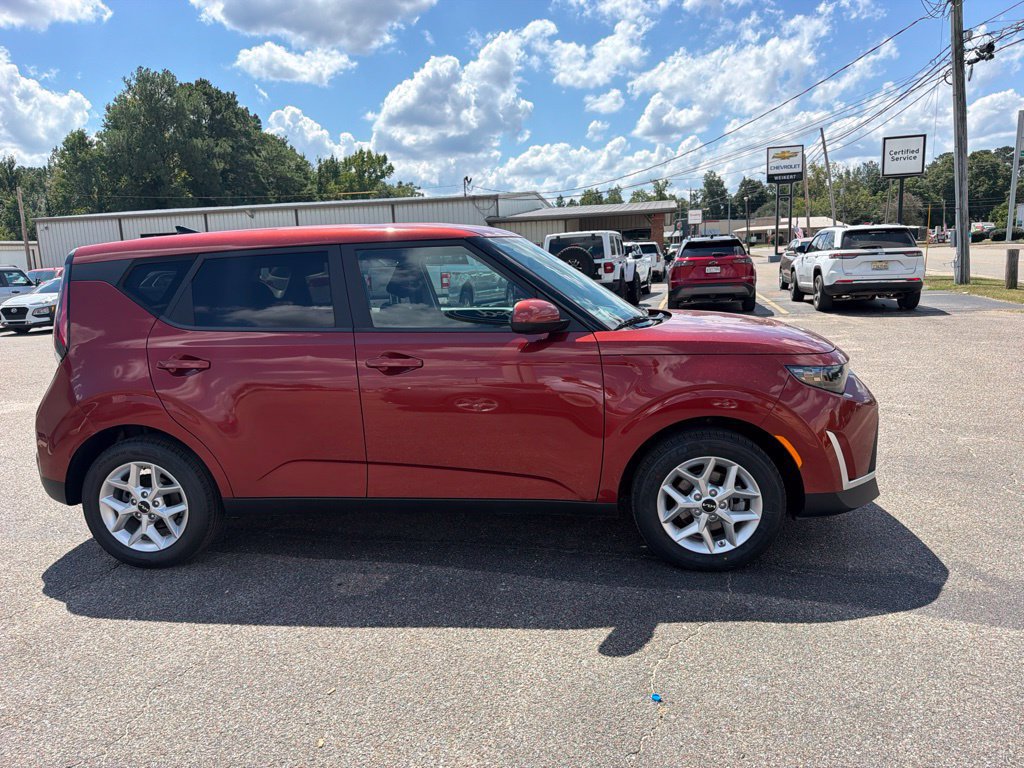 Used 2024 Kia Soul LX w/ Option Group 015 FWD image 4