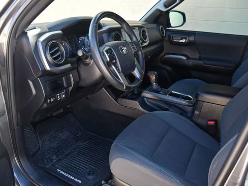 Used 2017 Toyota Tacoma TRD Off-Road AWD/4WD image 23