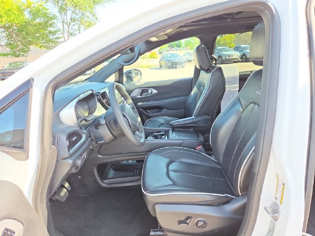 Used 2025 Chrysler Pacifica Limited FWD image 23