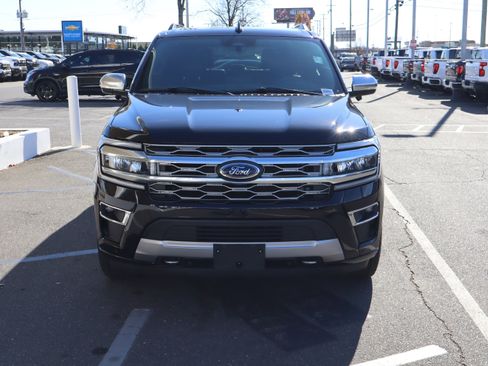Used 2024 Ford Expedition Platinum image 3