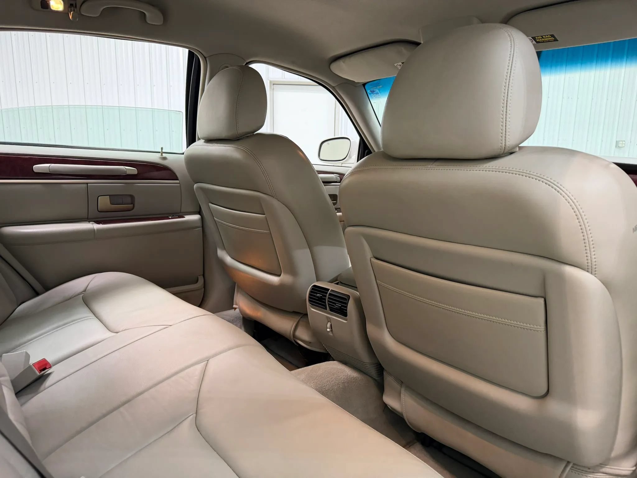 Used 2004 Lincoln Town Car Ultimate RWD image 17