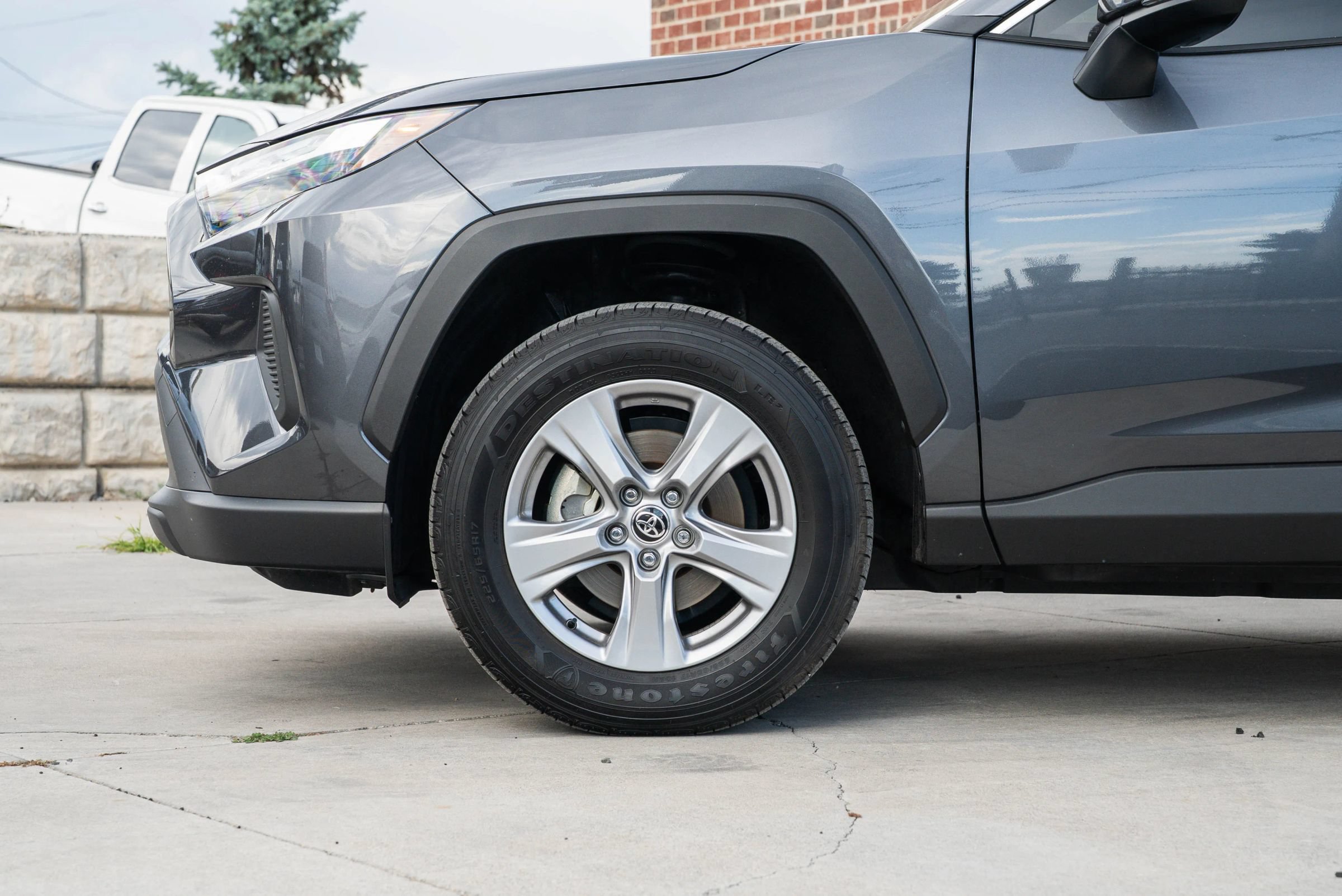 Used 2025 Toyota RAV4 XLE w/ Convenience Package AWD/4WD image 4