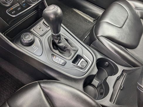 Used 2019 Jeep Cherokee Latitude Plus w/ Comfort/Convenience Group AWD/4WD image 22