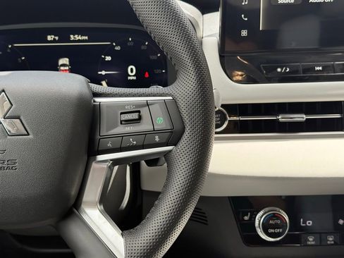 New 2025 Mitsubishi Outlander SE image 10