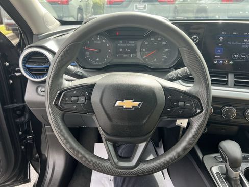 Used 2025 Chevrolet Trax LS FWD image 18