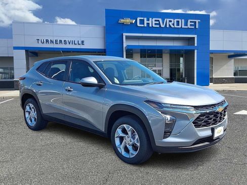 New 2026 Chevrolet Trax LS w/ LS Convenience Package FWD image 2