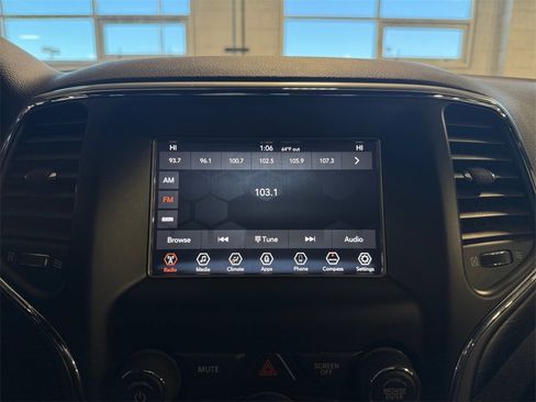 Used 2020 Jeep Grand Cherokee Laredo image 17