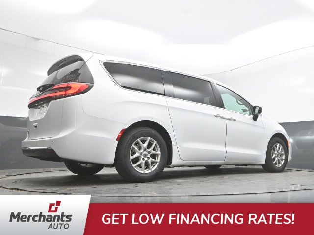 Used 2024 Chrysler Pacifica Touring-L FWD image 40