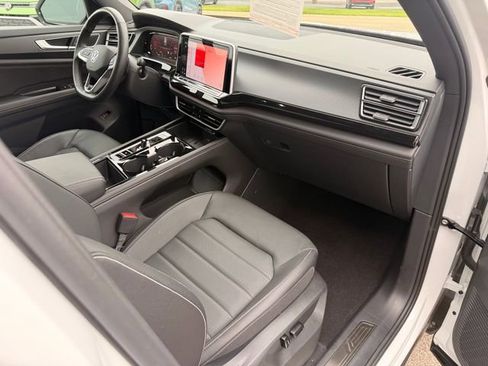 Certified 2025 Volkswagen Atlas Cross Sport SEL R-Line AWD/4WD image 17