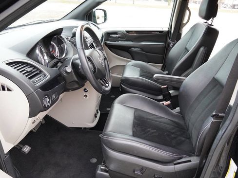Used 2018 Dodge Grand Caravan SXT image 15