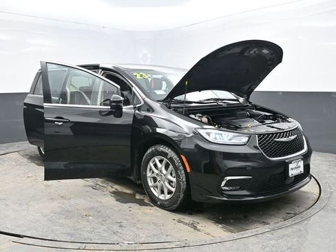 Used 2023 Chrysler Pacifica Touring-L image 45