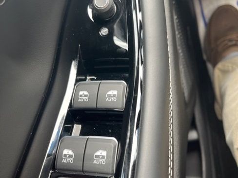 Used 2024 Jeep Grand Cherokee L Overland w/ Luxury Tech Group IV image 9