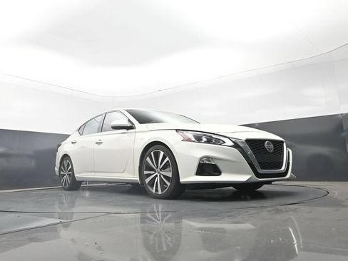 Used 2020 Nissan Altima 2.0 Platinum FWD image 27