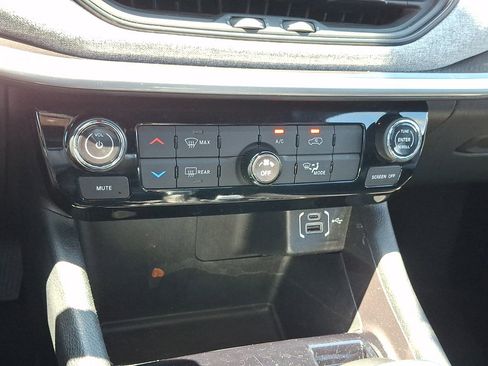 Used 2024 Jeep Compass Latitude AWD/4WD image 29