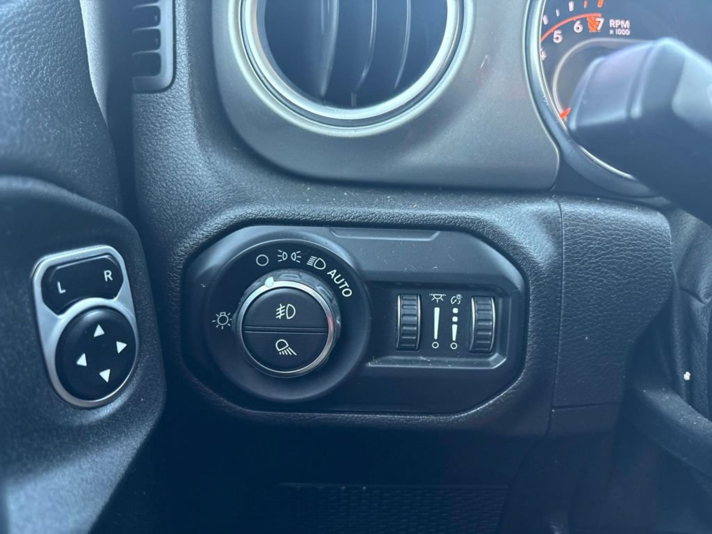 Used 2020 Jeep Gladiator Overland AWD/4WD image 15
