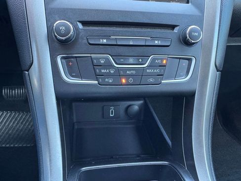 Used 2017 Ford Fusion SE w/ Equipment Group 201A FWD image 22