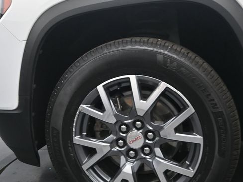 Used 2022 GMC Acadia SLT FWD image 16
