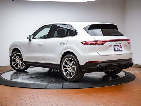 Used 2022 Porsche Cayenne Platinum Edition image 3
