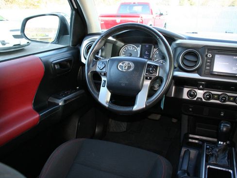 Used 2017 Toyota Tacoma SR5 image 12