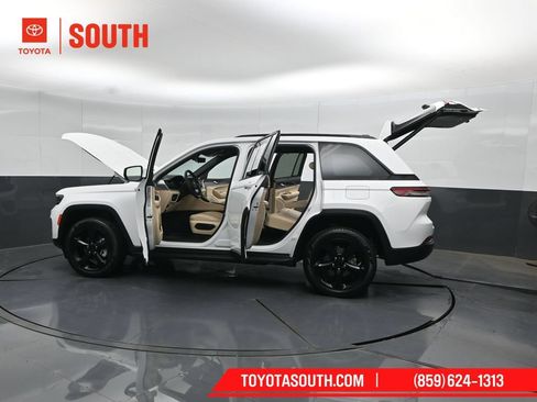 Used 2023 Jeep Grand Cherokee Limited w/ Luxury Tech Group II AWD/4WD image 60