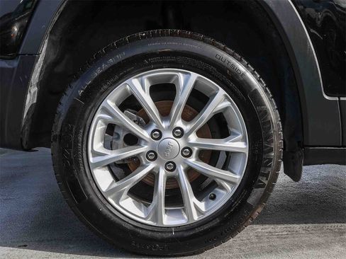 Used 2019 Jeep Cherokee Latitude w/ Popular Appearance Group image 7