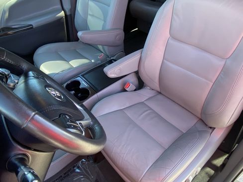 Certified 2017 Toyota Sienna XLE Premium image 31