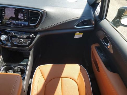 New 2026 Chrysler Pacifica Pinnacle image 18