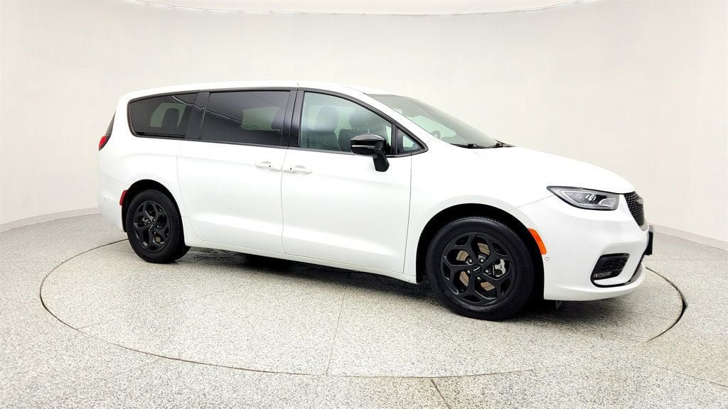 Used 2024 Chrysler Pacifica Limited FWD image 3