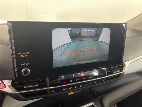 Used 2025 Toyota Sienna XLE image 9