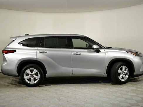 Certified 2022 Toyota Highlander LE image 3