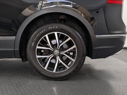 Used 2021 Volkswagen Tiguan SE w/ Panoramic Sunroof Package image 30