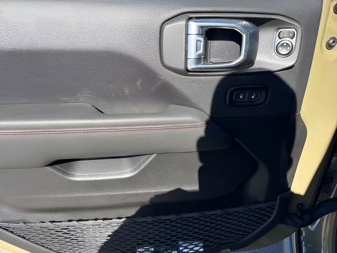 Used 2025 Jeep Wrangler Unlimited Rubicon AWD/4WD image 18