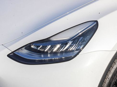 Used 2021 Tesla Model Y Long Range AWD/4WD image 5