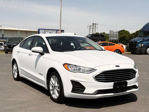 Used 2019 Ford Fusion SE FWD image 4