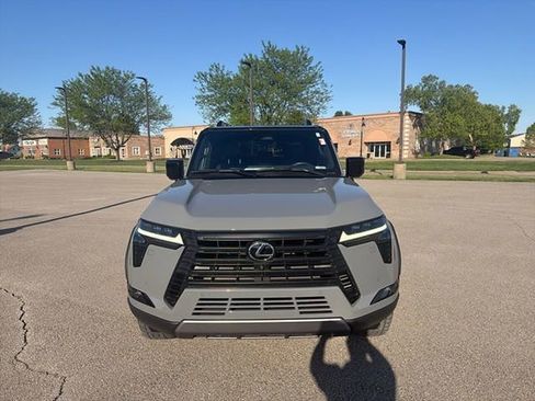 Used 2024 Lexus GX 550 AWD/4WD image 11