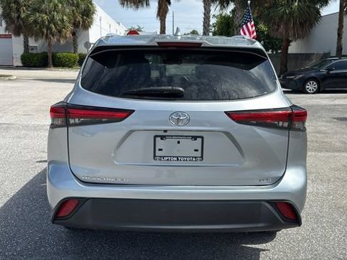 Used 2023 Toyota Highlander XLE FWD image 6