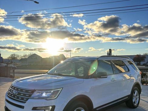 Used 2017 Ford Explorer XLT image 7