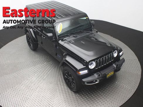 Used 2025 Jeep Wrangler Unlimited Sahara w/ Safety Group AWD/4WD image 3