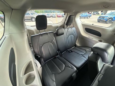 Used 2017 Chrysler Pacifica Touring-L FWD image 13