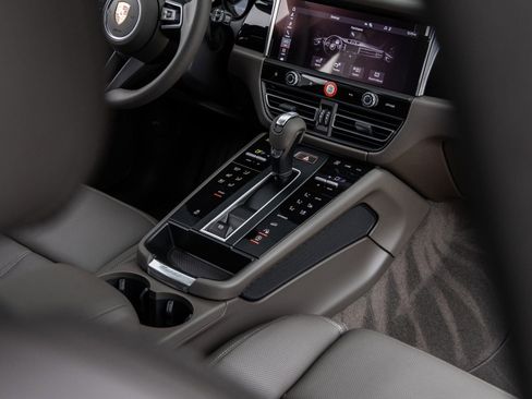 New 2026 Porsche Macan image 32