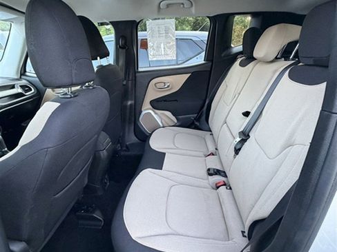Used 2016 Jeep Renegade Latitude w/ Popular Equipment Group FWD image 7